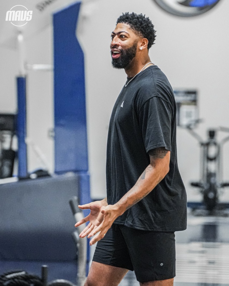 乐鱼体育-备战新赛季！独行侠官推晒球员训练照 浓眉领衔